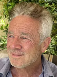 Photo de Michel DUMAS - Cheveux grisonnants, yeux bleus, la cinquantaine, souriant